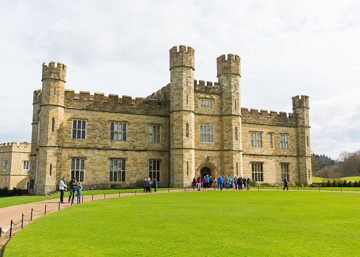 Leeds Castle, Canterbury Cathedral & Dover Cliffs Full-Day Tour from London